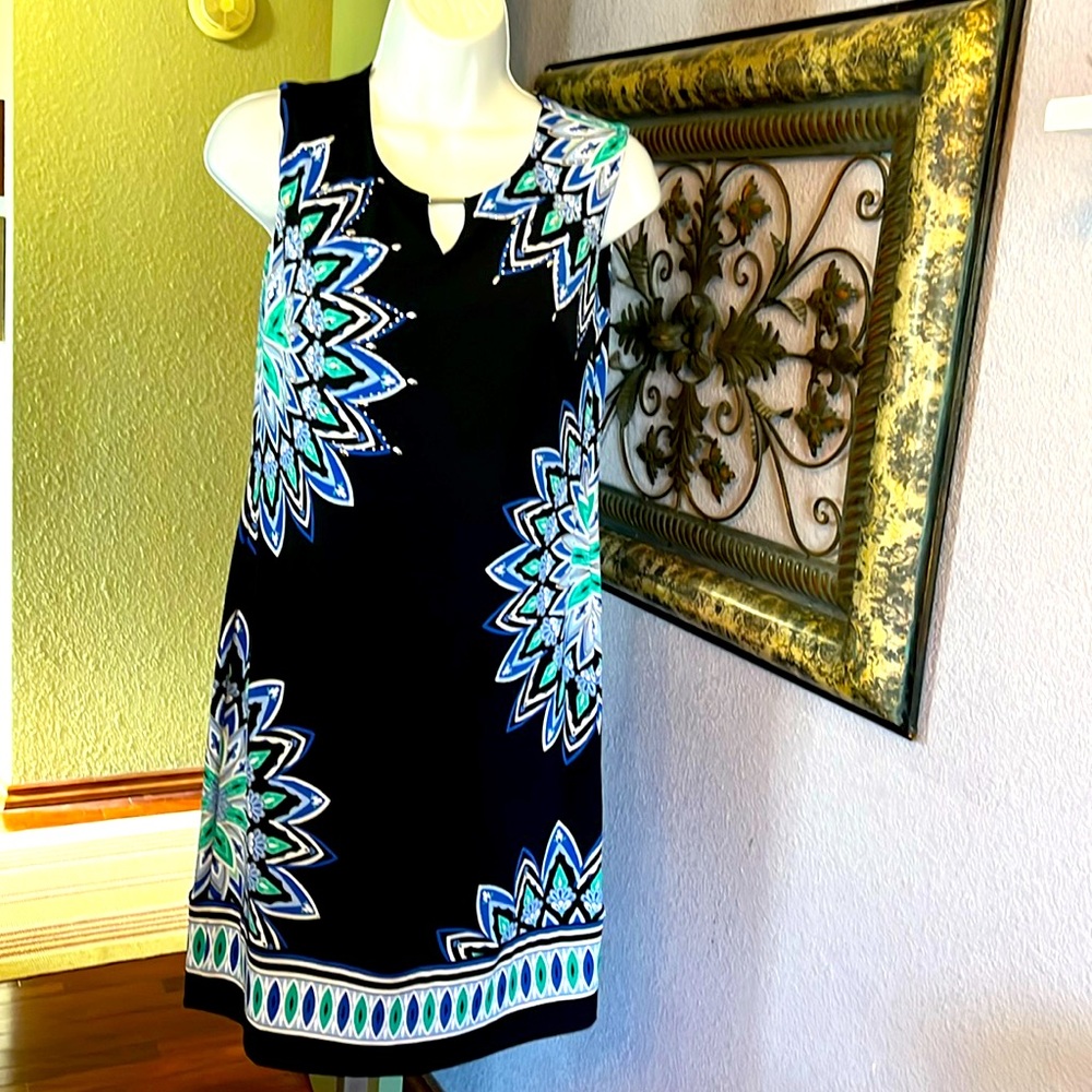 EUC JM Collection Silver Metal Accents Sleeveless Abstract Print Dress Sz S/P